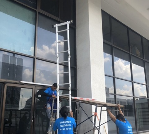 ช่างติดตั้งอลูมิเนียม สีชา